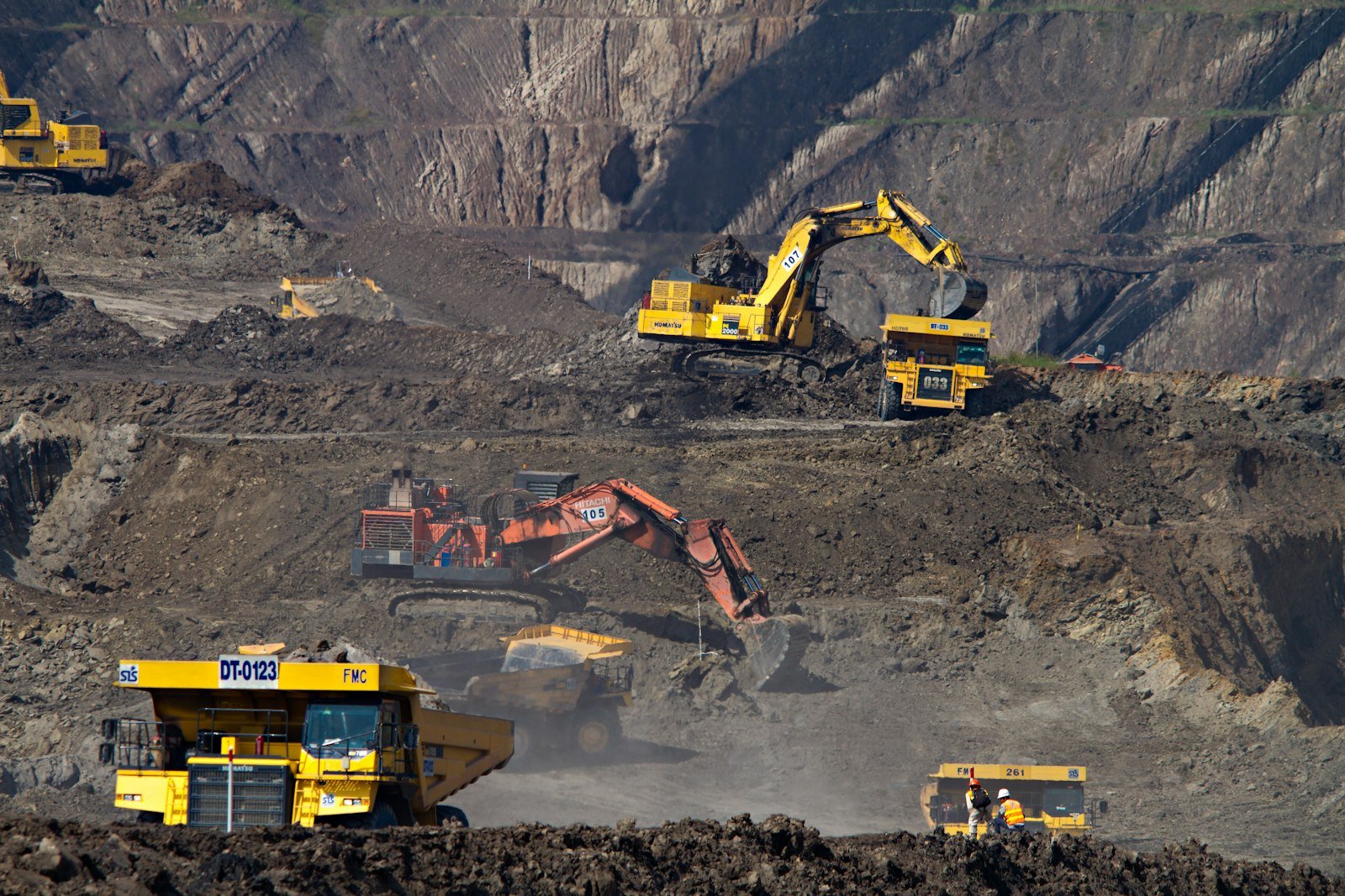 Overhaul Hydraulic Excavator Tambang Batubara